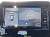 バックギアに入れますとご覧のような画像に自動的に切り替わります。車庫入れ時に役立ちます。
