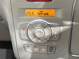 【オートエアコン】一度お好みの温度に設定すれば、車内の温度を検知し風量や温度を自動で調整。暑い…寒い…と何度もスイッチ操作をする必要はありません。快適な車内空間には必須の機能ですね♪