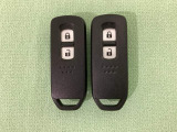 スマートキーを装備しています。鍵を差し込むことなくドアロックの開け閉めと、スタートボタン操作でのエンジンスタートができます。スペアキーも同じものを用意しております。