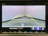 【バックカメラ】運転が苦手な方も車庫入れラクラクです!ギアをリバースに入れれば自動的に切り換わりますので、面倒な操作は不要です♪狭い駐車場もお車を傷つけず安心ですね!
