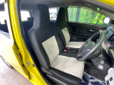 運転席まわりには十分なスペースがあり、大柄な方でもゆったり運転していただける環境です。