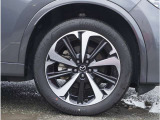 タイヤサイズは235/50R20 高級感のあるホイールデザインになっています。