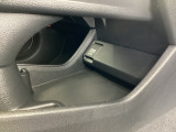 アクセサリーソケットはUSBのアダプターなどをつければ、スマホの充電にも使えます。横にはナビゲーション用の外部入力可能なUSB端子がついており、周辺には物が置けるトレーがついています。