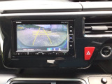【バックカメラ】運転が苦手な方も車庫入れラクラクです!ギアをリバースに入れれば自動的に切り換わりますので、面倒な操作は不要です♪狭い駐車場もお車を傷つけず安心ですね!