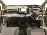 車内はチタニア抗菌防臭施工済です。スタイリッシュなデザインで暖かみのあるインパネ周りを演出します。グローブボックスやカップホルダーのほかにトレーなどたくさんの収納スペースが装備されています。