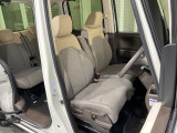乗降がしやすい運転席。高さが調節できて小柄な方でもベストポジションをとることができます。