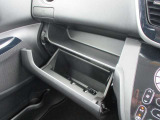 大容量のグローブボックスです。車検証などが収納できます。