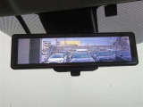 車両後方の視界をクリアに映し出す「デジタルインナーミラー」搭載です。