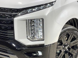 【LEDヘッドライト】悪天候や夜間走行時も良好な視界を確保し安心して運転できる高輝度LEDヘッドライトを装備!点灯速度が早く、消費電力も抑えられています。
