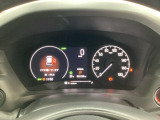ハイブリット車専用のメーターです。右側の大型スピードメーターに加え、ステアリングスイッチを使って左のマルチインフォメーション・ディスプレイで燃費や動力伝達などの情報が見れるようになっています。