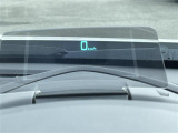 【ヘッドアップディスプレイ(HUD)】フロントウインドウガラスに走行情報を投影します。運転中の目線と重なるように表示されるので、少ない視線移動で速度が確認できるので、 ドライビングに集中できます!