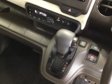 発進時から滑らかに加速する無段階変速のCVTはストップ/ゴーの多い街の中も快適です