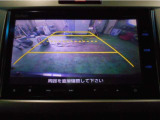 【バックカメラ】ギアをリバースに入れれば自動的にモニターが切り換わるので、車庫入れや後退確認がラクラク OKです!