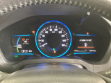 ハイブリット車専用のメーターです。中央のスピードメーターより左右のサブデスプレイで燃費や動力伝達などの情報が見れるようになっています。