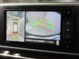パノラミックビューモニター付きです。車両を上から見たような映像をナビゲーション画面に表示。運転席からの目視だけでは見にくい、車両周辺の状況をリアルタイムでしっかり確認できます。