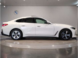 【BMWの伝統-3】BMWのお車は、“駆け抜ける歓び”を体現しております。走行の安定性とコーナリングの良さを追求し、思い通りにハンドルの操作可能です。