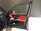 【メモリー付きパワーシート】3名までのシートポジションを記憶できるパワーシート!運転席のみ、ドアミラー・ステアリング位置も記憶可能です。高速道路などでの、運転交代時などに便利な機能です☆