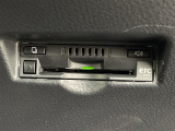 【ETC】有料道路を利用する際に料金所で停止することなく通過できる、ETC車載器(ノンストップ自動料金収受システム機器)が装備されています。セットアップを行うことで利用可能になります。