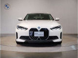 【BMWの伝統-1】BMWの特徴的な“キドニーグリル”は、80年以上続く伝統の形でございます。変わらないこだわりのデザインが、プレミアムブランド“BMW”を創り出します。