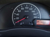 【メーターパネル】素早く車の情報が読み取れる、視認性に優れたシンプルなデザインのメーターパネルです。
