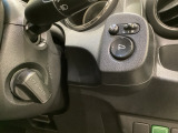 ハンドルの右側に電動格納付きパワーミラーの操作スイッチがついています。左右のサイドミラーの角度調節も微調整ができて便利です。