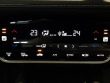 オートエアコンは左右席で独立温度コントロールが可能です。運転席はキンキンに冷やして助手席はマイルドにと言った設定が可能です☆暑さ寒さでケンカすることもなくなりますね♪