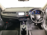車内は光触媒抗菌消臭施工済です。スタイリッシュなデザインでスポーティなインパネ周りを演出します。グローブボックスやカップホルダーのほかにトレーなどたくさんの収納スペースが付いています。