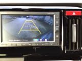 【バックカメラ】運転が苦手な方も車庫入れラクラクです!ギアをリバースに入れれば自動的に切り換わりますので、面倒な操作は不要です♪狭い駐車場もお車を傷つけず安心ですね!