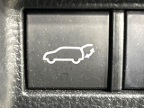 【パワーバックドア】スマートキーや運転席のボタンを押すだけでリアゲートが自動で開閉します!荷物を持っている時や、高い位置にあるバックドアを閉める際に便利な機能です♪
