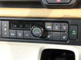 【オートエアコン】一度お好みの温度に設定すれば、車内の温度を検知し風量や温度を自動で調整。暑い…寒い…と何度もスイッチ操作をする必要はありません。快適な車内空間には必須の機能ですね♪