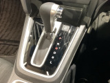 自然に手が届く距離に配置されたシフトレバー。