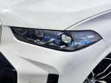 LEDヘッドライト。先進のLEDテクノロジーを採用。照射される白色光の周波特性は太陽に近く、バイキセノンヘッドライトを上回るコントラストでさらに明るく輝きます。悪天候の日でも優れた視認性を発揮します。