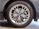 【BMWアロイホイル】軽量かつ強度に拘ったアロイホイル。走行性能ポテンシャルを引き出す設計。車の足元を引き締めてくれる大きなポイントはアロイホイルです。