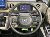 インテリアに合わせたデザインのステアリングは、運転される方のことも考え、運転しやすい形状、大きさです。是非一度、実際に触ってお確かめください。
