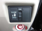 運転席から操作できるパワースライドドアのコントロールスイッチです(挟み込み防止機能付)