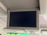 【フリップダウンモニター】大画面モニターで後席でもエンタメをお楽しみいただけます。小さなお子様にも大人気の装備です♪