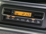 【オートエアコン】車内温度を感知して自動で温度調整をしてくれるのでいつでも快適な車内空間を創り上げます!どの席に座っても快適なドライブが楽しめます♪
