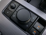 「MAZDAコネクト」コマンダー部 手元を見ることなく操作出来るように左手を自然に降ろした位置に設置。シンプルで使いやすく、機能を覚えやすいボタン配置になっています。