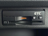 【ETC】有料道路を利用する際に料金所で停止することなく通過できる、ETC車載器(ノンストップ自動料金収受システム機器)が装備されています。セットアップを行うことで利用可能になります。