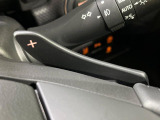 【パドルシフト】ハンドルから手を離さずに素早くシフトアップ&ダウンができるので、エンジンブレーキを使う下り坂や高速道路の合流で加速したい場面で役立ちます。