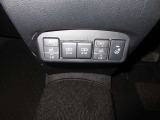 運転席・助手席の肩、腰、下肢にあたる部分を中心にヒーターを配置し、寒い日のドライブも快適です。(HI-LO切替付)
