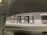 ハンドルの右側に電動格納付きパワーミラーの操作スイッチがついています。左右のサイドミラーの角度調節も微調整ができて便利です。パワーウインドウは運転席でドア4枚とも上下の操作ができるようになっています。