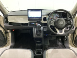 車内は光触媒抗菌消臭施工済です。インパネ周りはスタイリッシュなデザインで機能や装備も充実しています。グローブボックスやカップホルダーのほかにトレーなどたくさんの収納スペースが付いています。