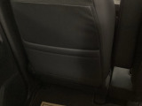 【収納】後部座席収納。散乱しがちな小物を収納するのに便利です。お子様のおもちゃやティッシュボックス、書類等様々な収納が可能です。
