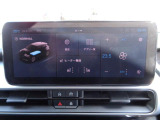 Uconnect装備。タッチスクリーンをタップスワイプするだけですべての機能を呼び出せます。AppleCarPlayおよびAndroid Auto対応。