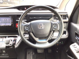 【ハンドル】運転にかかわる様々な操作を安全に行えるように視点移動が少なく操作性に配慮されたスイッチ類が凝縮されたコックピットです。