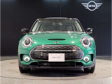 MINIのボンネットはヘッドライト部分に穴が開いている特徴的なもので御座います。MINIの伝統やこだわりがこういったところにも表れております。
