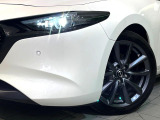 【LEDヘッドライト】悪天候や夜間走行時も良好な視界を確保し安心して運転できる高輝度LEDヘッドライトを装備!点灯速度が早く、消費電力も抑えられています。