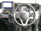 【徹底洗浄クリーニング実施済】運転席からの視界はこんな感じです☆お気軽にご来店いただき、実際に座って是非お確かめください。ドライバーに寄り添う快適な操作フィールをもたらすステアリングです。