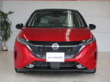 日産らしさを引き立てる大きなVモーショングリル。バンパーはエアロ形状で左右のダクトは空力を考え設計されています。